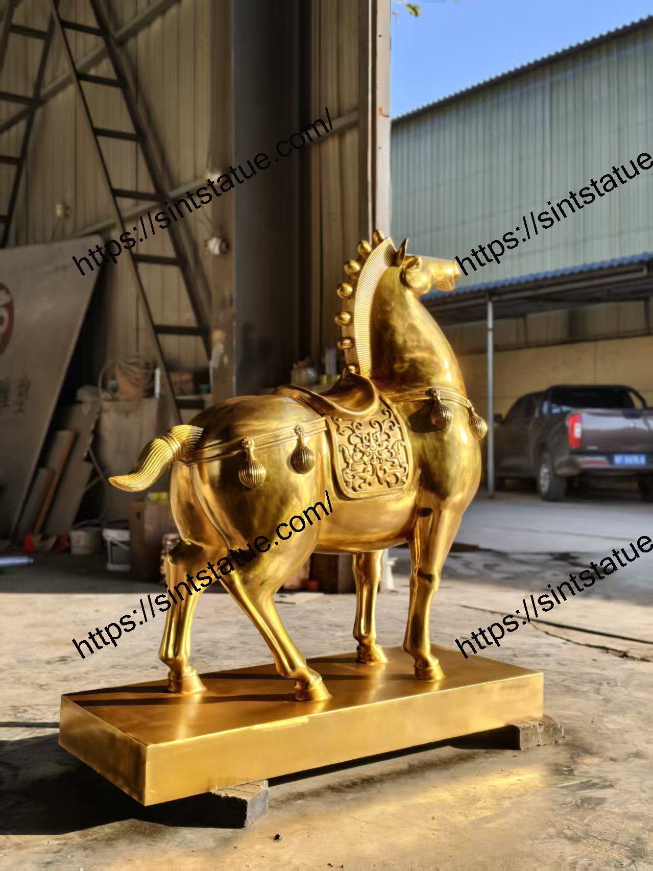 gold horse statue
