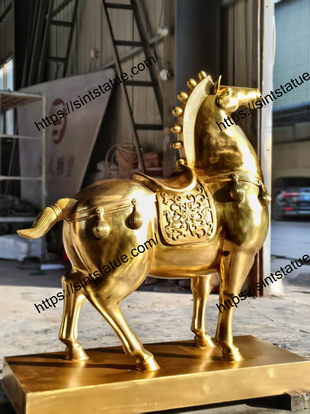 gold horse statue