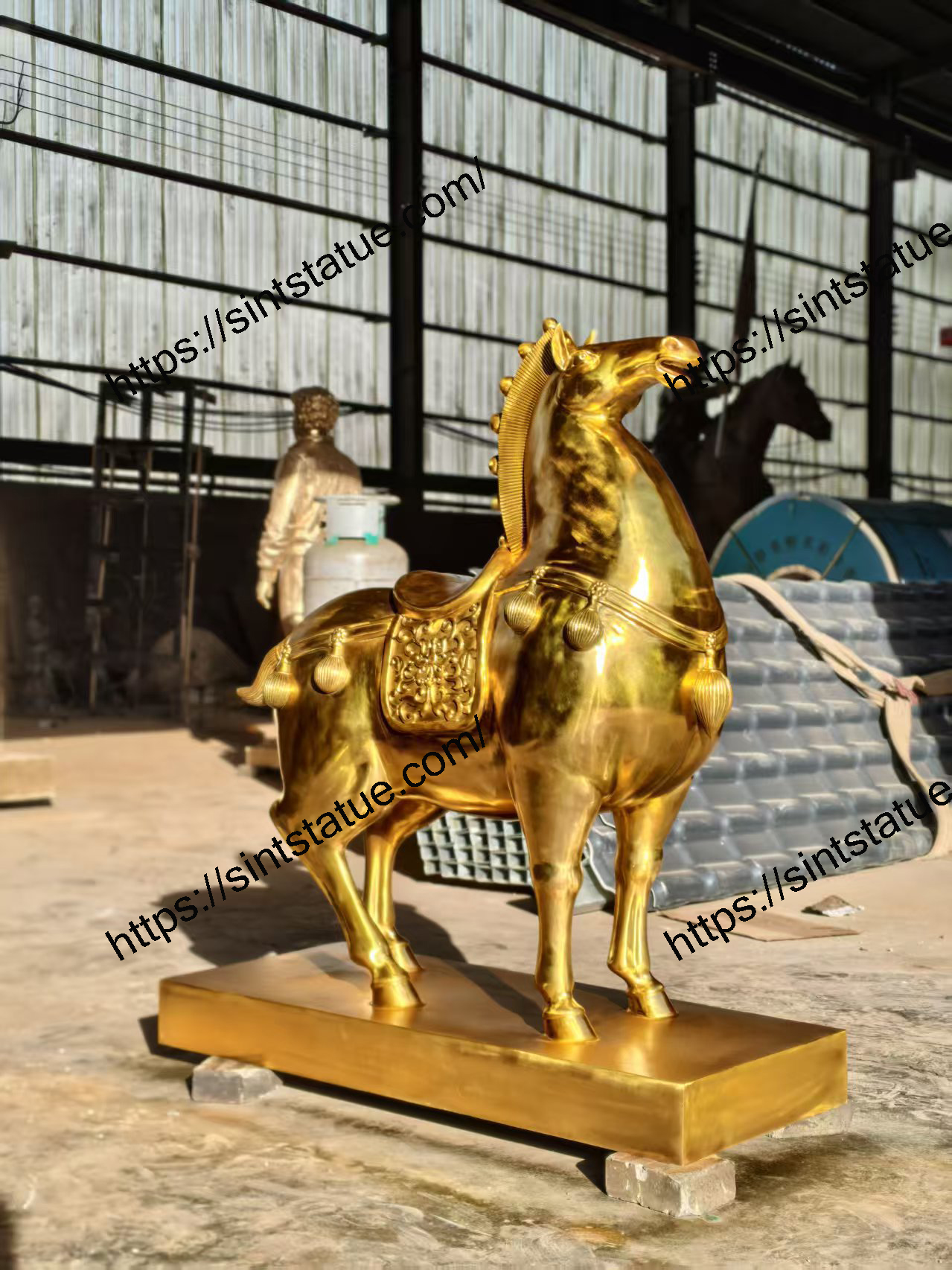 gold horse statue