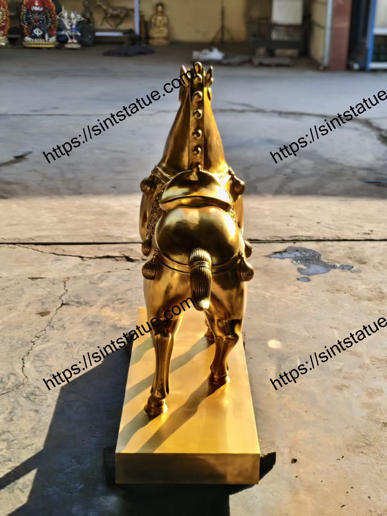 gold horse statue
