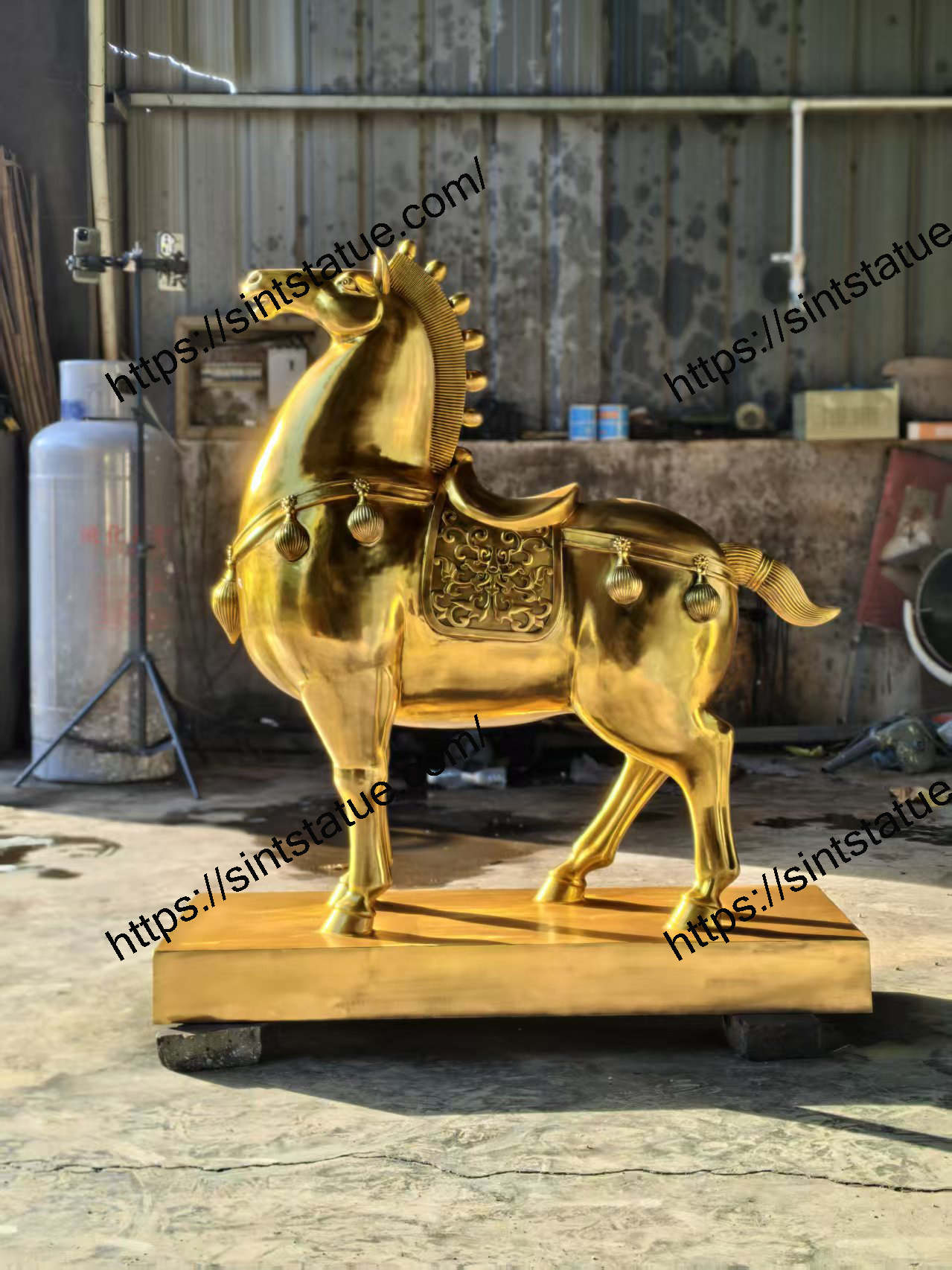 gold horse statue