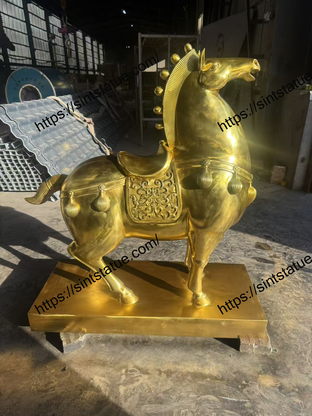 gold horse statue