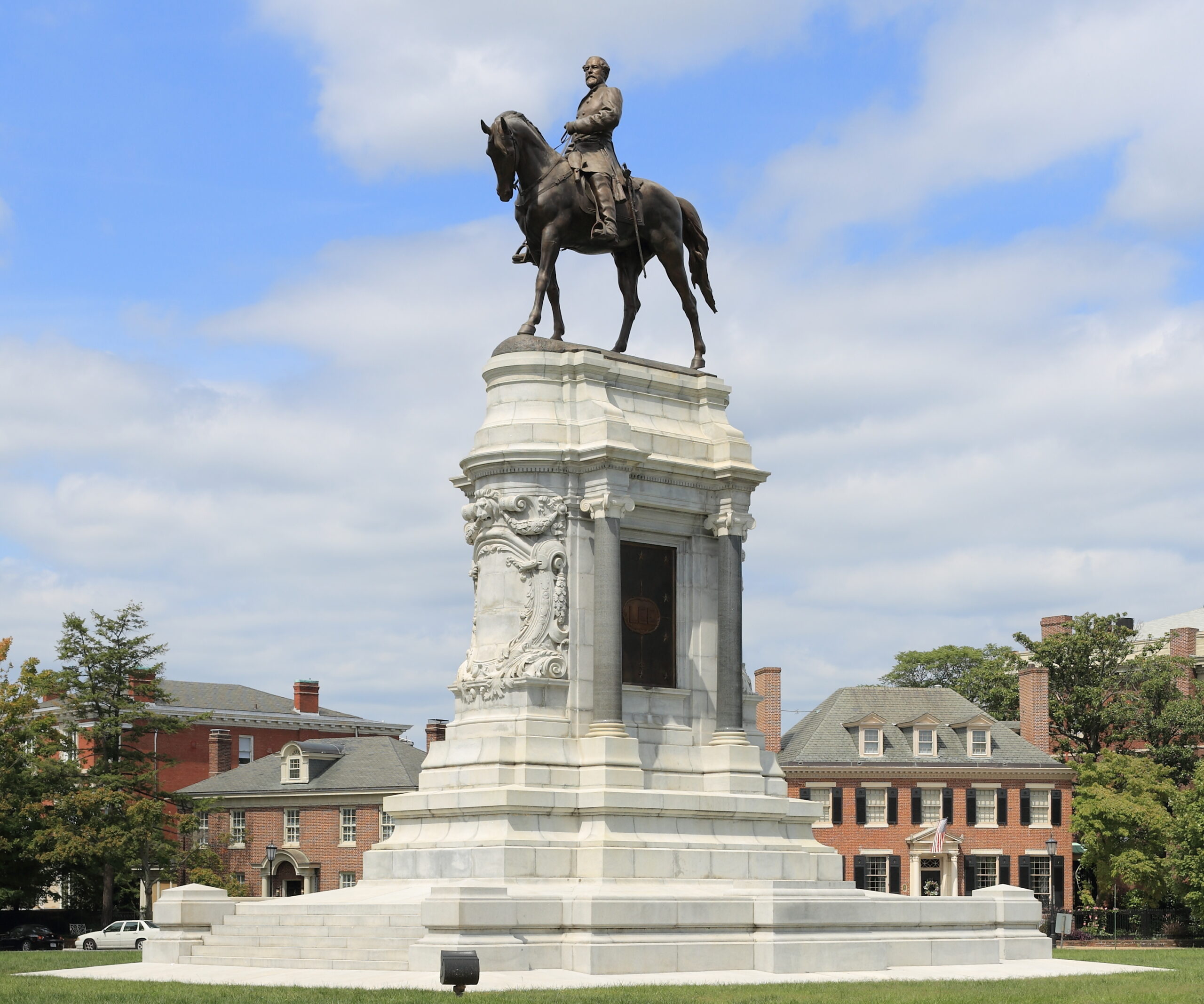 https://upload.wikimedia.org/wikipedia/commons/1/15/Statue_Robert_E._Lee_Richmond_%28cropped%29.JPG