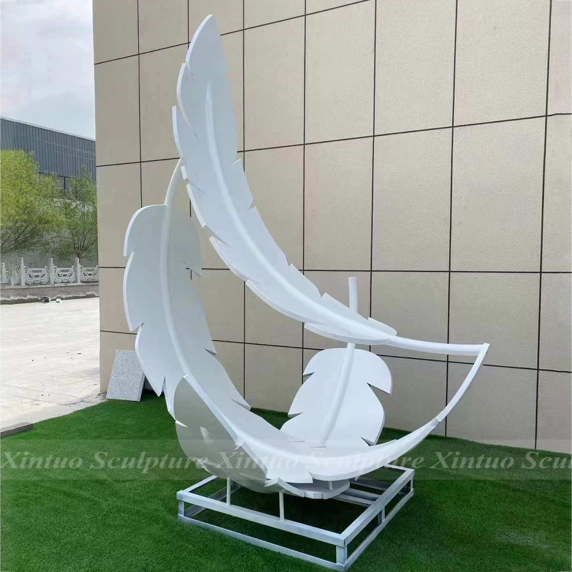 metal feather sculpture1 metal feather sculpture